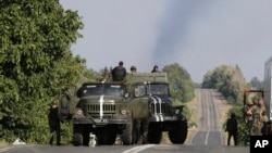 Militer Ukraina memperketat pengawasan di desa Bezimenne, Ukraina timur dekat perbatasan Rusia (26/8).