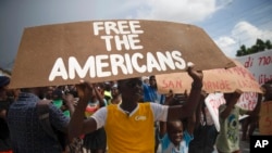 Manifestation pour la libération des missionnaires kidnappés à Titanyen, au nord de Port-au-Prince, Haïti, 19 octobre 2021.