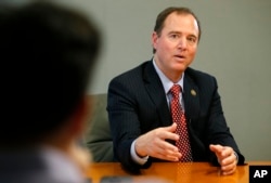 ທ່ານ Adam Schiff ສະມາຊິກຄົນສຳຄັນຂອງຄະນະກຳມະການສືບລັບສະພາຕ່ຳ ສັງກັດພັກ Democrat ຈາກ​ລັດ California ​ໃຫ້ການ​ສຳພາດ ​ໃນ ວໍ​ຊີງ​ຕັນ, 12 ພຶດສະພາ, 2015.