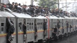 Pemandangan rutin terlihat setiap jam sibuk, penumpang berjubel di dalam KRL Jakarta-Bogor, sementara sebagian penumpang yang nekat duduk di atap (Foto: dok). Pemerintah dan PT KAI menunda rencana dihapuskannya KRL Ekonomi hingga Juni 2013 mendatang.