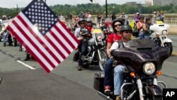 Iring-iringan motor besar yang disebut sebagai “Rolling Thunder” memasuki ibukota Washington DC Minggu siang (29/5).
