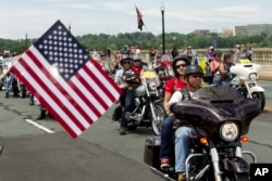 Cuộc diễu hành hàng năm của Rolling Thunder nhân dịp lễ Chiến sĩ Trận vong tại Washington.
