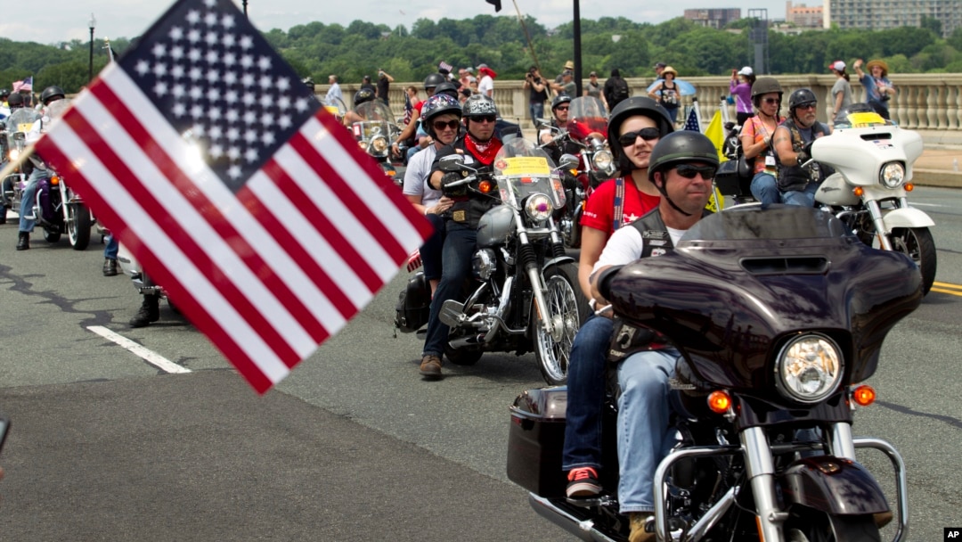 Iring-iringan motor besar yang disebut sebagai “Rolling Thunder” memasuki ibukota Washington DC Minggu siang (29/5).

