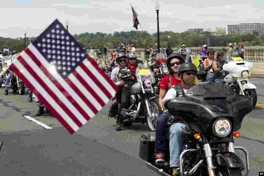 Passeata anual de motociclistas conhecida por Rolling Thunder em Washington DC em memória dos militares