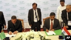 Sahatmurad Mamedov of Turkmengaz, left, and Bhuwan Chandra Tripathi of India's state-owned Gail Ltd., at signing ceremony, Avaza, Turkmenistan, May 23, 2012.