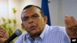 Honduran presidential candidate for the National Party, Porfirio Lobo, gestures during a press conference in Tegucigalpa, 27 Nov 2009