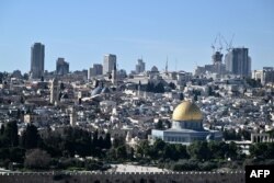 Suasana di sekitar kompleks Masjid Al-Aqsa, situs tersuci ketiga umat Islam, (juga dikenal sebagai kompleks Temple Mount bagi orang Yahudi) di Kota Tua Yerusalem, 7 Januari 2024. (Alberto PIZZOLI / AFP)