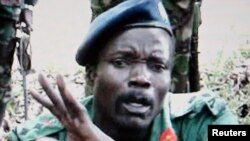 Lãnh chúa Joseph Kony bị Tòa Hình sự Quốc tế truy nã về các tội ác chiến tranh và tội ác chống nhân loại.
