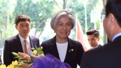 Ngoại trưởng Hàn Quốc Kang Kyung-wha, giữa, nhận bó hoa từ tay Ngoại trưởng Việt nam Phạm Bình Minh, tại Hà Nội, ngày 9/3/2018. (AP)