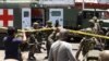 Sejumlah tentara menggotong seorang pria meninggalkan lokasi ledakan yang tidak jauh dari sebuah truk militer di kota Jolo di pulau Sulu, 24 Agustus 2020.