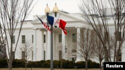 프랑수아 올랑드 프랑스 대통령이 10일 미국을 방문하는 가운데, 워싱턴 백악관에 올랑드 대통령의 방문을 환영하는 프랑스 국기와 미국 성조기가 나란히 걸려있다.