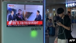 Tin tức về vụ phóng phi đạn của Bắc Triều Tiên phát trên tivi tại một ga tàu ở Seoul, ngày 26 tháng 8, 2017.