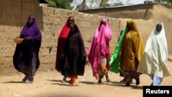 Des femmes se promèment dans le village de Dapchi, dans l'État de Yobe au Nigeria, le 24 février 2018. (REUTERS/Afolabi Sotunde)