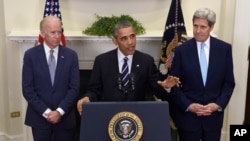 Tổng thống Barack Obama (giữa), cùng Phó tổng thống Joe Biden (trái) và Ngoại trưởng John Kerry, thông báo quyết định bác bỏ dự án Keystone XL, 6/11/2015.