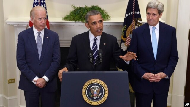 El presidente Barack Obama, acompañado del vicepresidente Joe Biden y el secretario de Estado John Kerry durante el anuncio del rechazo al oleoducto Keystone XL, el viernes, 6 de noviembre de 2015, en la Casa Blanca.
