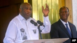 ARCHIVES-L'ancien président ivoirien Laurent Gbagbo, à gauche, prend la parole lors de sa rencontre avec son successeur Alassane Ouattara au palais présidentiel à Abidjan, mardi 27 juillet 2021.