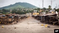 Daerah pasar yang kosong menyusul larangan keluar rumah bagi penduduk di Freetown, Sierra Leone, untuk menghentikan penyebaran Ebola (21/9). (AP/Michael Duff)