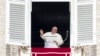 El papa Francisco saluda durante la oración del Ángelus del mediodía desde la ventana de su estudio con vista a la Plaza de San Pedro, en el Vaticano, el domingo 22 de septiembre de 2024. 