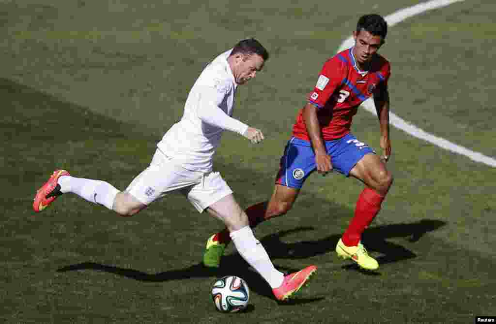 برازیل فٹ بال ورلڈکپ کے گروپ ڈی کے کھیل میں انگلینڈ اور کوسٹا ریکا کی ٹیمیں مقابلے میں آئیں