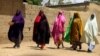 Des femmes se promèment dans le village de Dapchi, dans l'État de Yobe au Nigeria, le 24 février 2018. (REUTERS/Afolabi Sotunde)