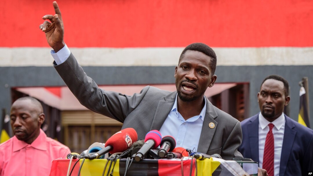 Depite Robert Kyagulanyi bakunze kwita Bobi Wine (hagati)