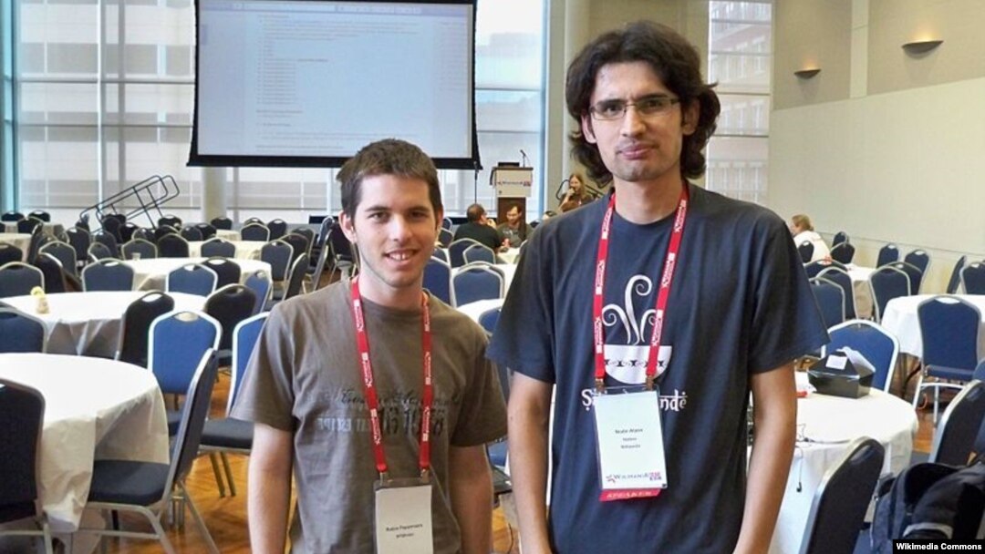 Nodir Atayev (o'ngda) oʻzbekcha Vikipediya va Vikilugʻatga lotin-kirill konverter qoʻshishga koʻmaklashgan belgiyalik vikichi Robin Pepermans bilan, Vashington, 2012-yil.