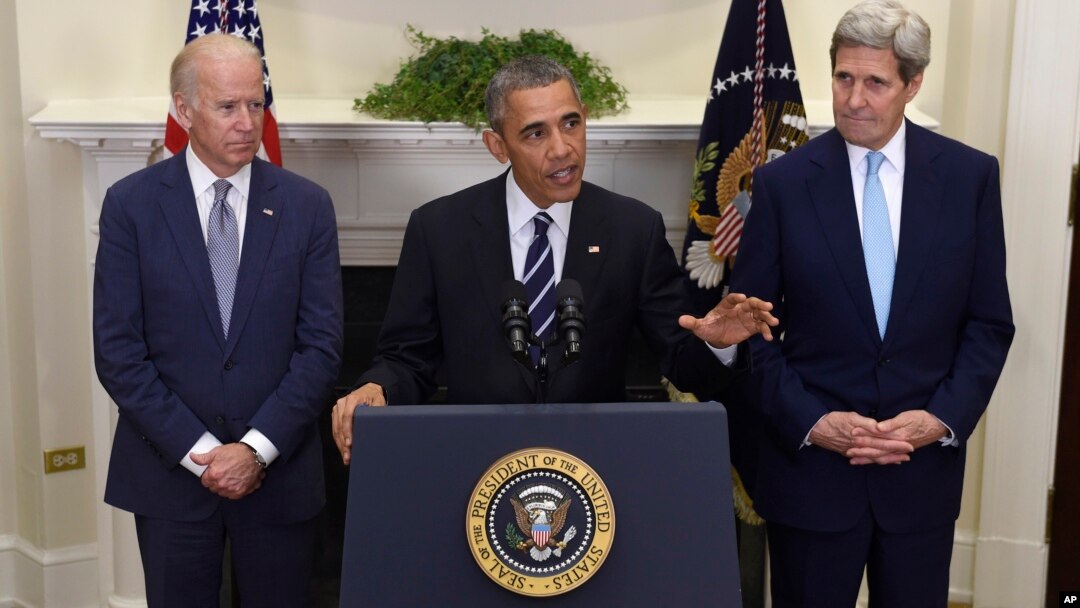 El presidente Barack Obama, acompañado del vicepresidente Joe Biden y el secretario de Estado John Kerry durante el anuncio del rechazo al oleoducto Keystone XL, el viernes, 6 de noviembre de 2015, en la Casa Blanca.