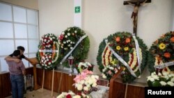 Kerabat menghadiri pemakaman Armando Linares, direktur outlet media Monitor Michoacan, yang tewas ditembak di sebuah rumah, di Zitacuaro, negara bagian Michoacan, Meksiko, 16 Maret 2022. (REUTERS/Stringer)