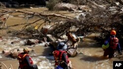 Timu ya waokoaji wakitafuta miili ya watu kufuatia mafuriko katika sehemu ya Inanda, karibu na Durban, Afrika kusini. April 19, 2022. PICHA: AP