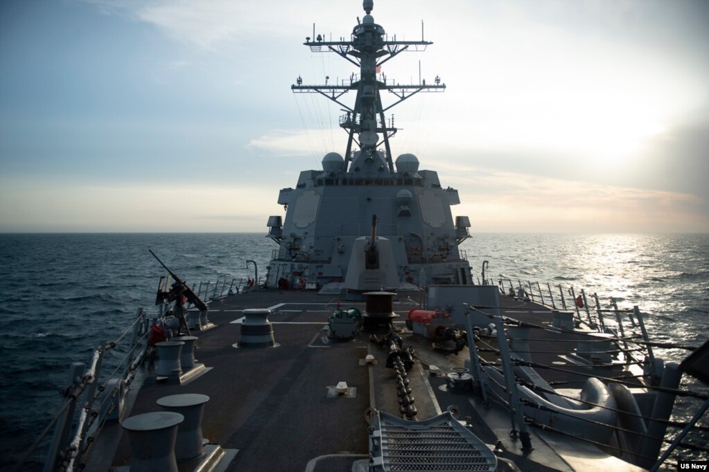 美国海军照片显示“桑普森”号导弹驱逐舰穿越台湾海峡。(2022年4月26日)(photo:VOA)