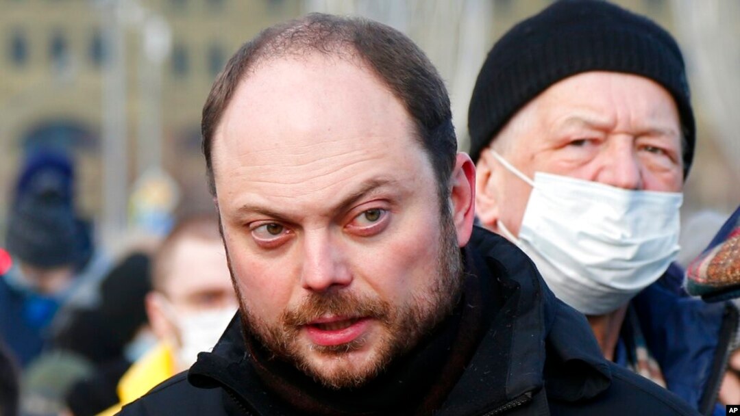 Arhiva - Vladimir Kara-Murza, ruski opozicioni aktivista, stiže da položi cveće nedaleko od mesta na kom je iz vatrenog oružja ubijen ruski opozicioni lider Boris Nemcov, u Moskvi, Rusia, 27. februara 2021.