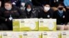 Cajas con máscaras contra el COVID-19 en una escuela en Camden, Nueva Jersey, el 9 de febrero del 2022.