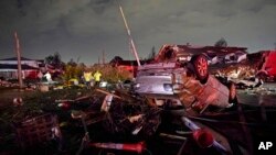 یک خودروی واژگون شده بر اثر توفان حاره‌ای در ایالت لوئیزیانا - ۲۲ مارس ۲۰۲۲
