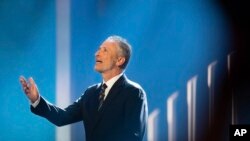 Jon Stewart saat hadir dalam malam penganugerahan Mark Twain Prize for American Humor bagi dirinya di Kennedy Center for the Performing Arts, Washington, pada 24 April 2022. (Foto: AP/Kevin Wolf)