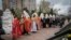 Sejumlah pendeta Kristen Ortodoks menggelar upacara pemberkatan untuk menghormati para pemadam kebakaran di Chernobyl dalam rangka peringatan 36 tahun insiden nuklir di lokasi tersebut. Acara itu digelar di Kyiv, Ukraina, pada 26 April 2022. (Foto: AP/Efrem Lukatsky)