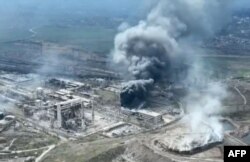 Kiwanda cha chuma cha Azovstal kikiwa kimeshambuliwa kwa makombora ya majeshi ya Russia katika eneo la kuegesha meli. (Photo by Handout / Mariupol City Council / AFP) .