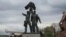 Un monumento soviético a la amistad entre las naciones ucraniana y rusa se ve antes de su demolición, en el centro de Kiev, Ucrania, el 26 de abril de 2022.
