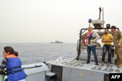 Tentara Lebanon melakukan pencarian korban kapal migran yang kelebihan muatan terbalik di lepas pantai kota Tripoli di Lebanon utara, 24 April 2022. (Fathi AL-MASRI/AFP)