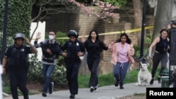 Warga dievakuasi saat mendapat laporan adanya penembakan aktif di dekat sekolah dasar Edmund Burke di daerah Cleveland Park, Washington, D.C. 22 April 2022 (dok: REUTERS/Evelyn Hockstein)