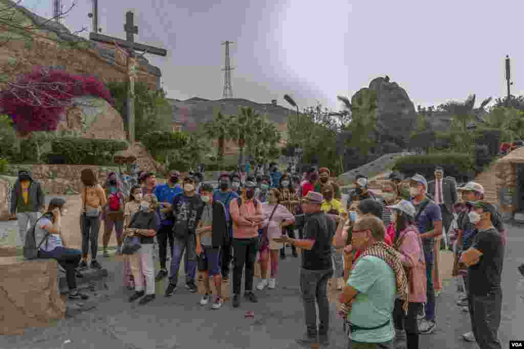 Chinese tourists visit the Church of Saint Samaan the Tanner, in Cairo, April 17, 2022. Egypt&#39;s tourism sector saw a 70% drop in revenue in 2020, before bouncing back by the end of last year, and then taking another hit with the Russia-Ukraine war. (H. Elrasam/VOA)