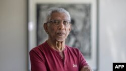 Le militant anti-apartheid Mac Maharaj, 87 ans, pose pour un portrait dans sa maison de Midrand, le 31 mars 2022.