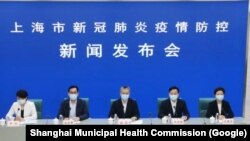 资料照片：上海市卫生健康委负责人在举行每日疫情新闻发布会。