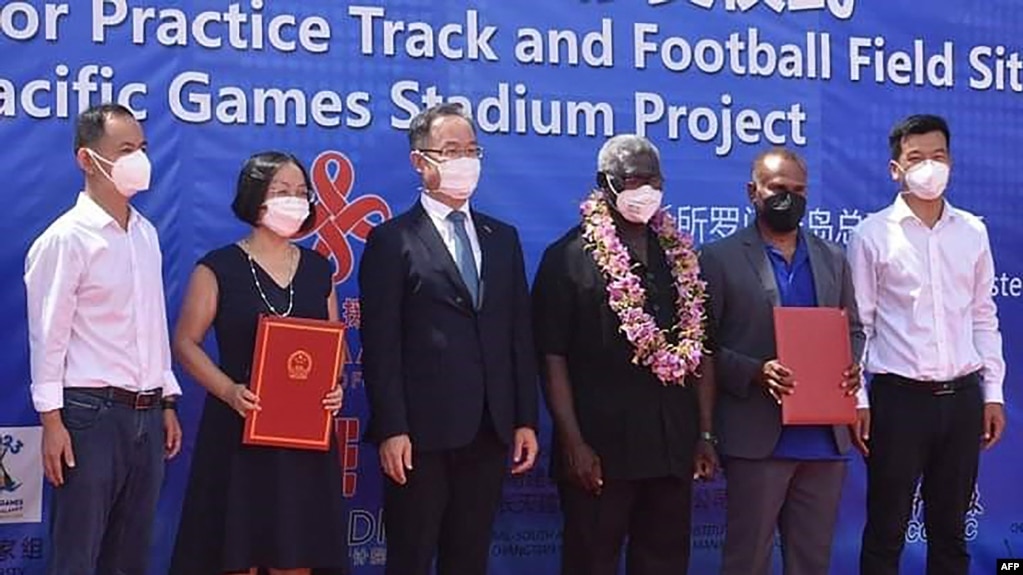 所罗门群岛总理索加瓦雷（右三）与中国驻所罗门群岛大使李明（左三）与其他官员在霍尼亚拉中国援建的体育馆项目开工仪式上合影。（2022年4月22日）(photo:VOA)