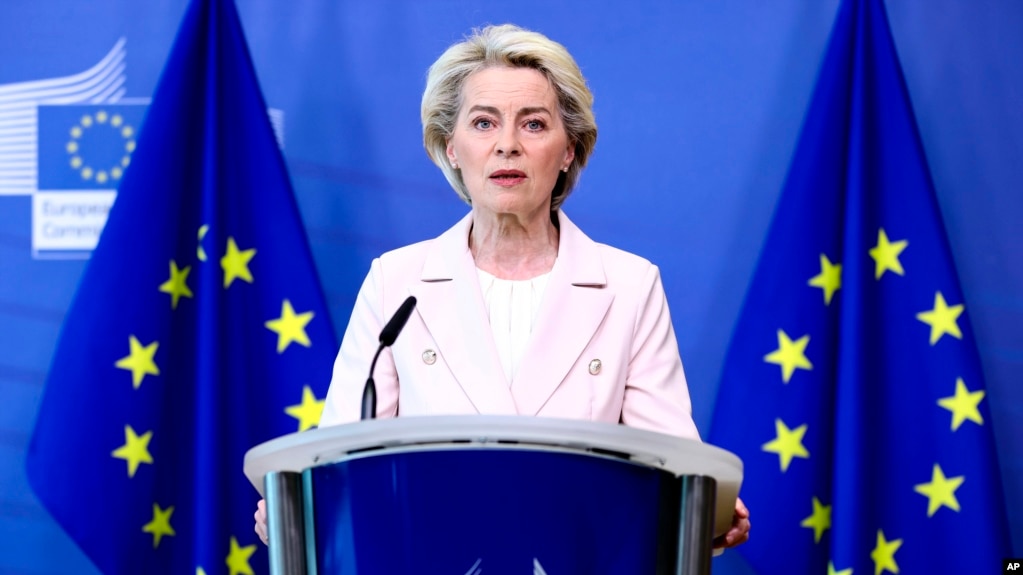 Президент Європейської комісії Урсула фон дер Ляєн виступає із заявою в штаб-квартирі ЄС у Брюсселі, середу, 27 квітня 2022 року. (Кензо Трібуйяр, фото басейну через AP)