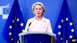 Ketua Komisi Eropa Ursula von der Leyen memberikan pernyataan di Brussel, Belgia hari Rabu (27/4).