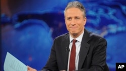 File - Jon Stewart saat merekam file "Pertunjukan Harian dengan Jon Stewart" Di New York, 30 November 2011. Stewart akan menerima Penghargaan Mark Twain untuk pencapaian seumur hidup dalam komedi.