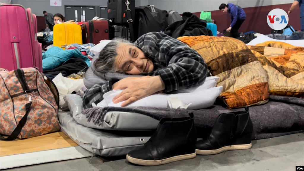 Una mujer ucraniana de la tercera edad descansa en una de las colchonetas instaladas en la Unidad Deportiva Benito Juárez, tras escapar la guerra en Ucrania, mientras espera su turno para entrar a Estados Unidos, luego que la Administración Biden anunciará que aceptarán a 100.000 refugiados ucranianos. (Tijuana, México-April 4, 2022-Celia Mendoza)