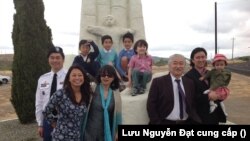Gia đình Luật sư Lưu Nguyễn Đạt trước tượng đài “Bàn tay Hy vọng” trong một lần trở về thăm Camp Pendleton (Ảnh do LS Lưu Nguyễn Đạt cung cấp)