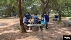 School children are seen outside their classroom at a government learning institution in Harare in February 2022. A UNICEF report says 4.5 million were affected by COVID-19 lockdowns which began in 2021 (Columbus Mavhunga/VOA)