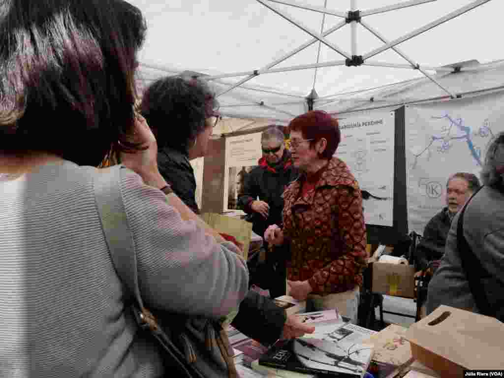 La escritora venezolana María Eugenia Manrique firma libros en Paseo de Gracia, uno de los puntos más céntricos de la ciudad.